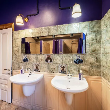 The Bar House بيت شباب