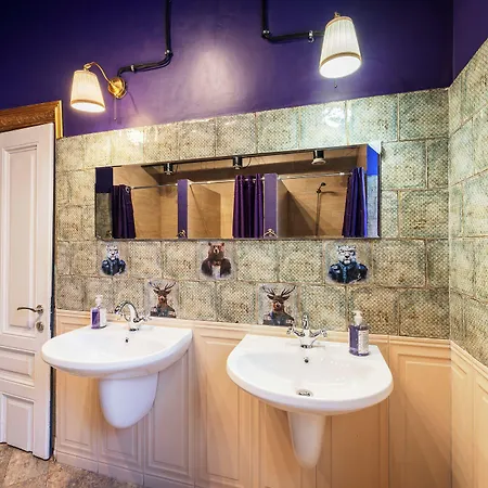 The Bar House بيت شباب