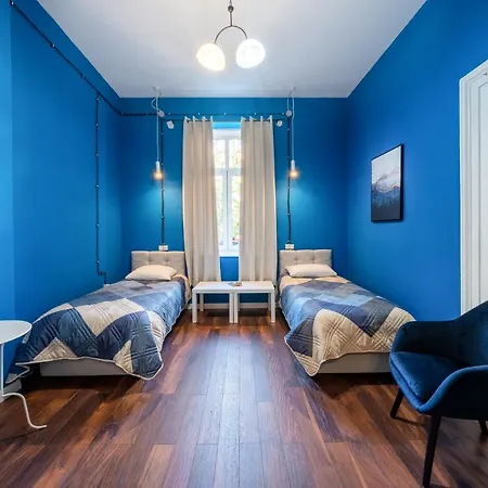 אכסניה The Bar House *